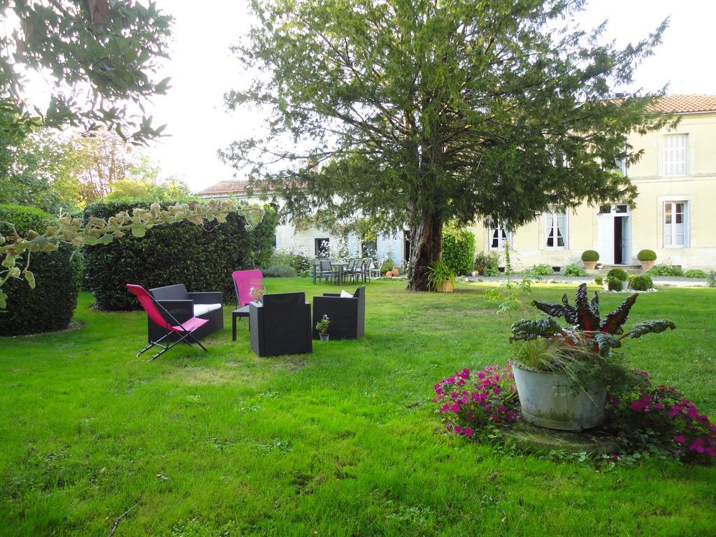 Les 2 Madeleine Bed & Breakfast Saint-Saturnin-du-Bois Bagian luar foto