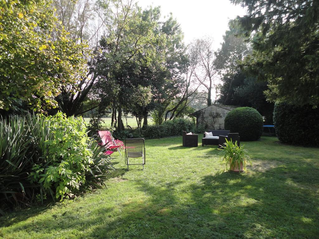 Les 2 Madeleine Bed & Breakfast Saint-Saturnin-du-Bois Bagian luar foto