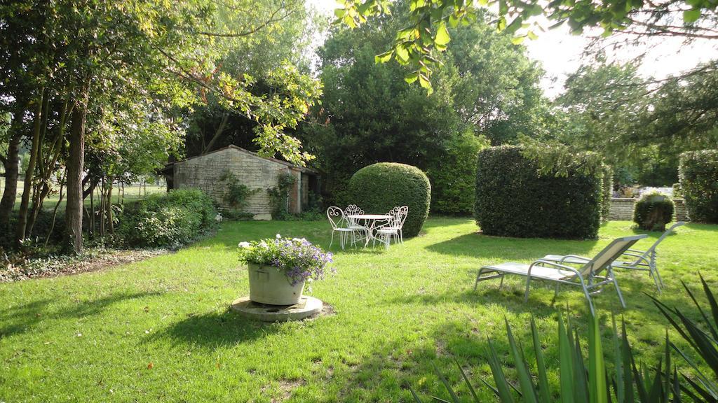 Les 2 Madeleine Bed & Breakfast Saint-Saturnin-du-Bois Bagian luar foto