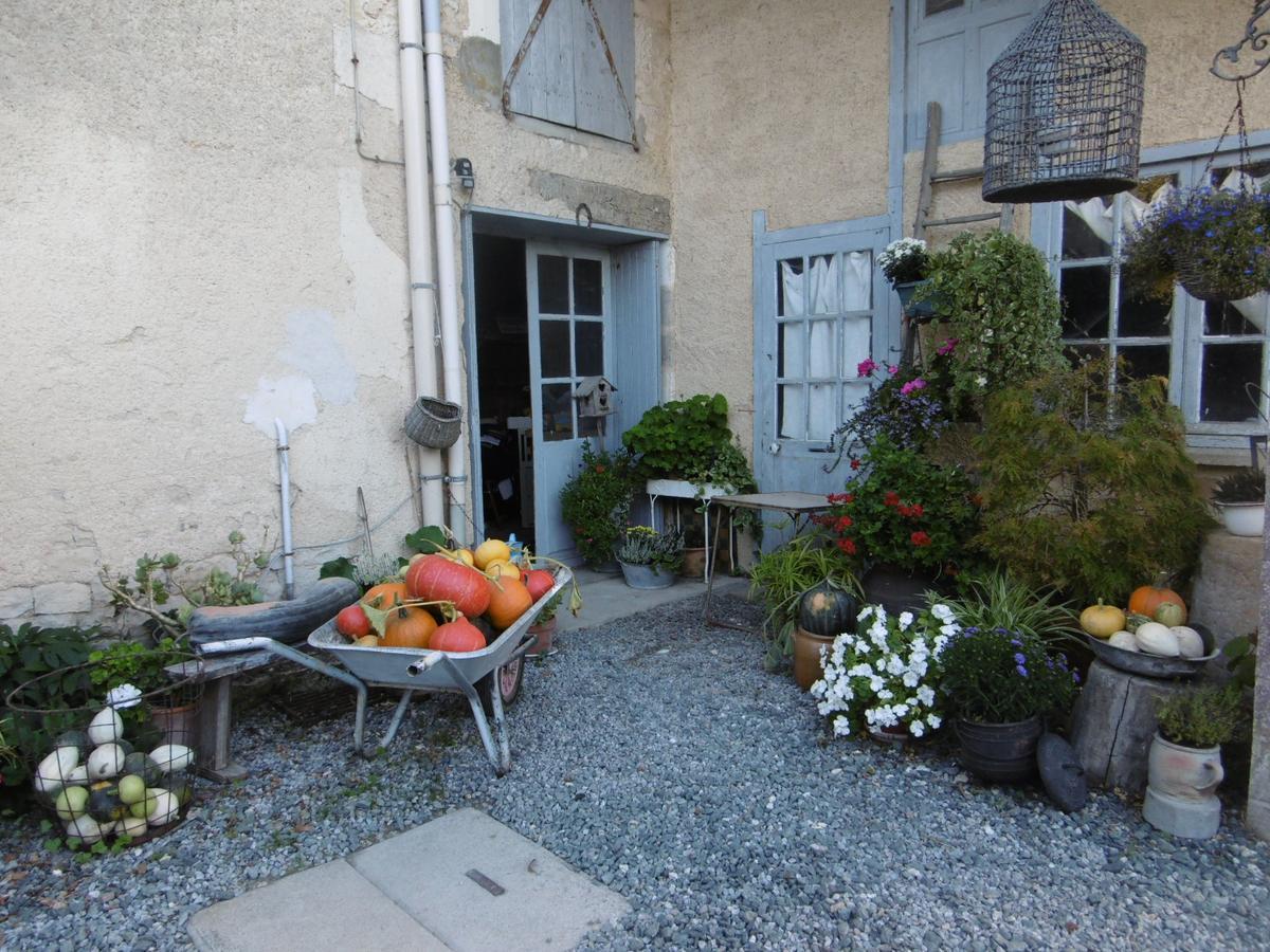 Les 2 Madeleine Bed & Breakfast Saint-Saturnin-du-Bois Bagian luar foto