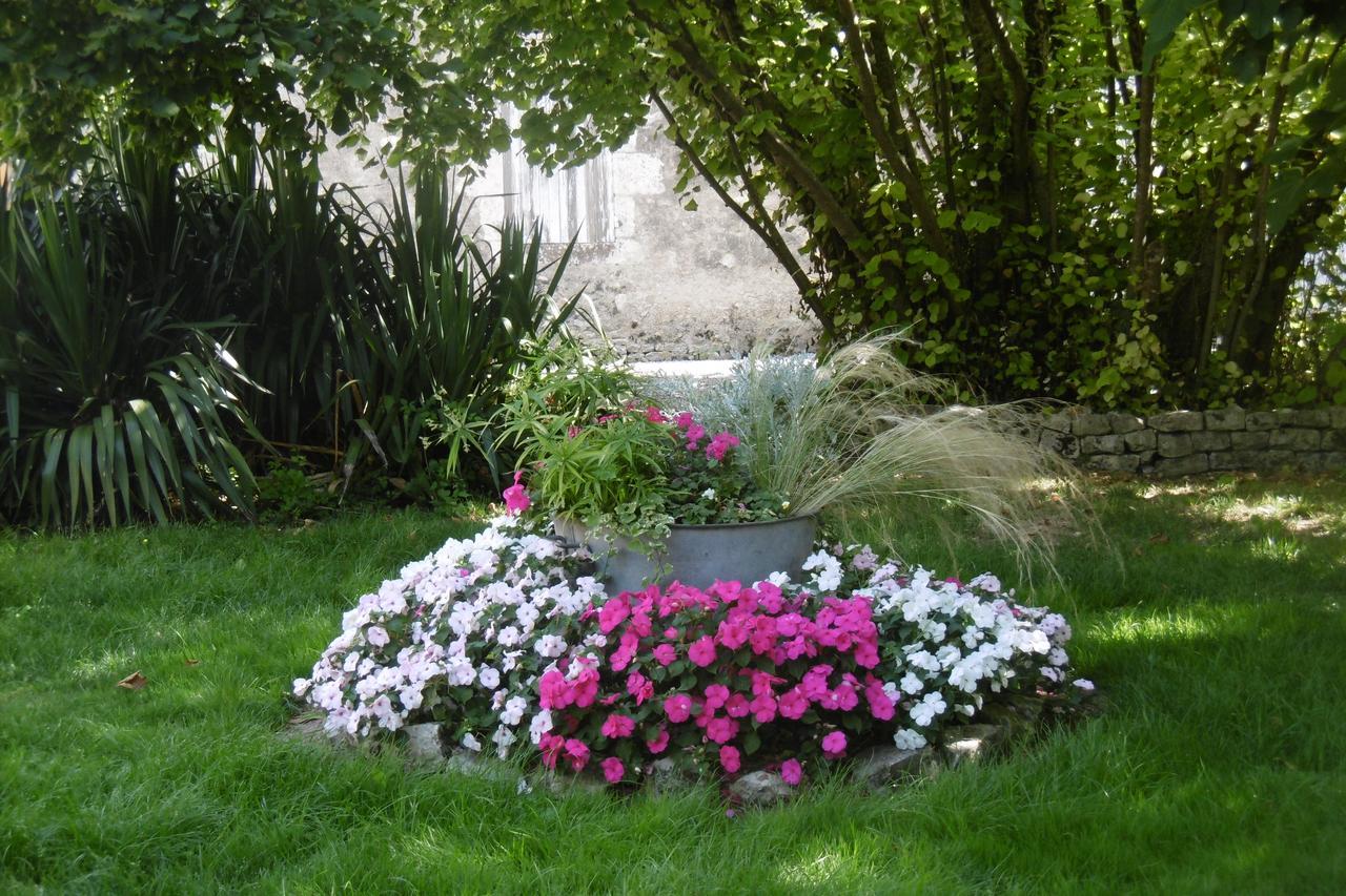 Les 2 Madeleine Bed & Breakfast Saint-Saturnin-du-Bois Bagian luar foto