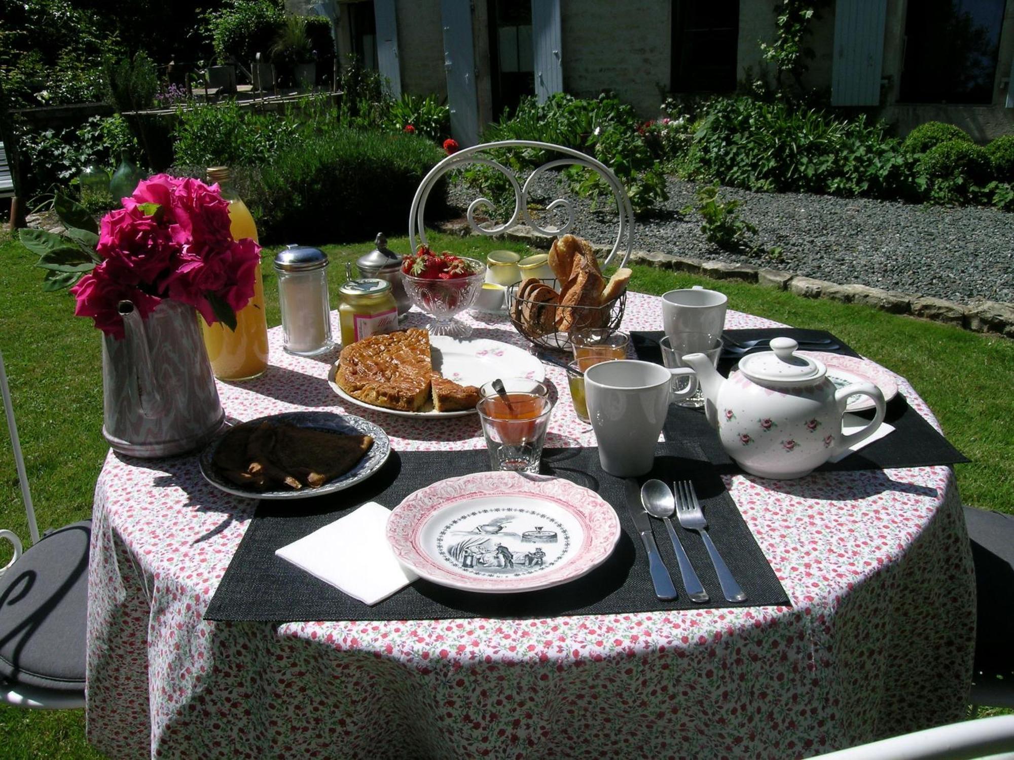 Les 2 Madeleine Bed & Breakfast Saint-Saturnin-du-Bois Bagian luar foto